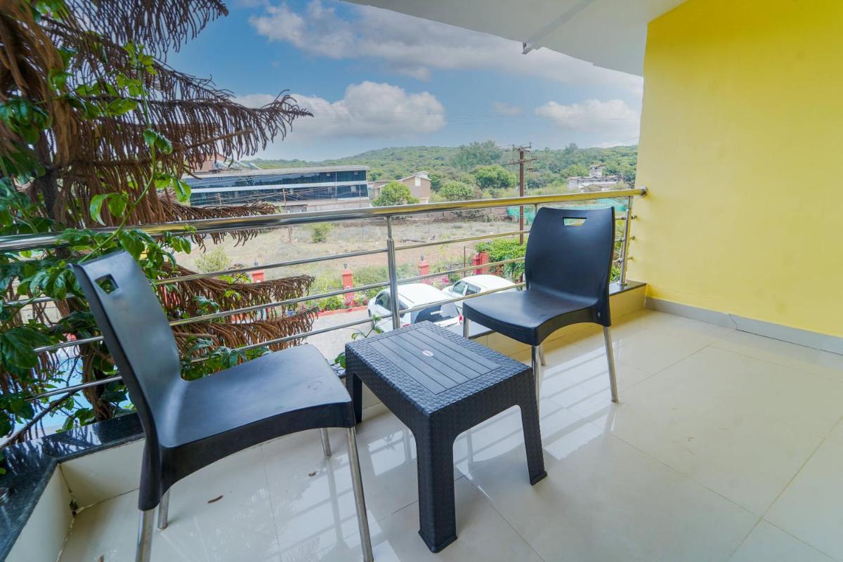 A cozy private room with bathtub and balcony with common pool - Housity