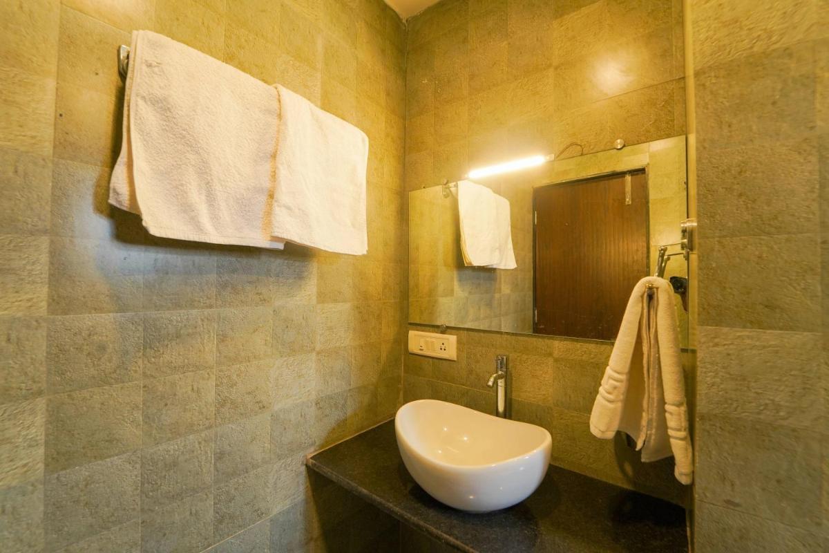 A cozy private room with bathtub and balcony with common pool - Housity