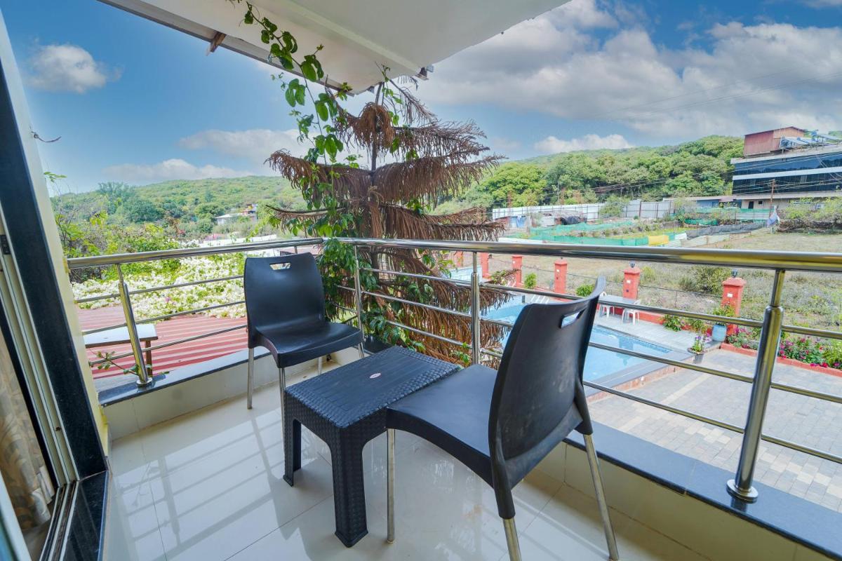 A cozy private room with bathtub and balcony with common pool - Housity