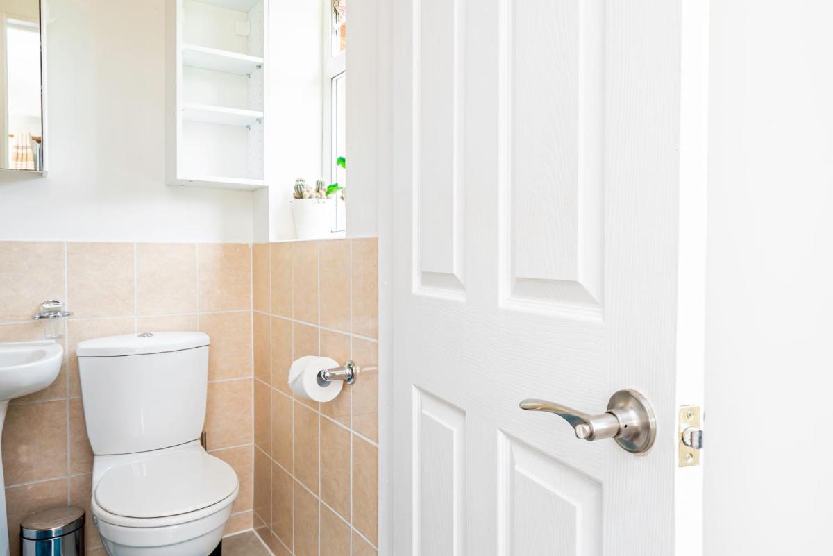 Earley Luxury Ensuite Room with private entrance - Housity