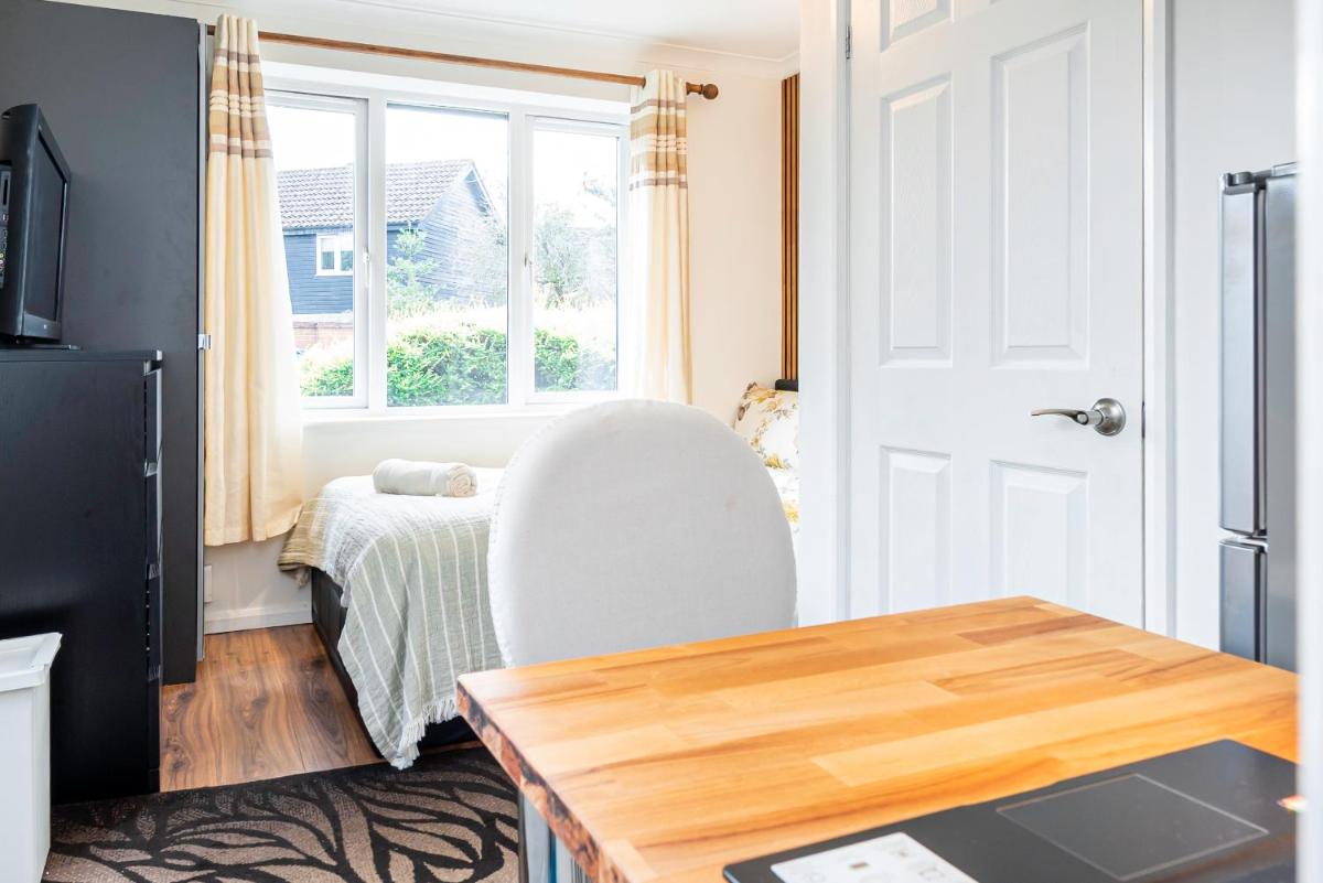 Earley Luxury Ensuite Room with private entrance - Housity