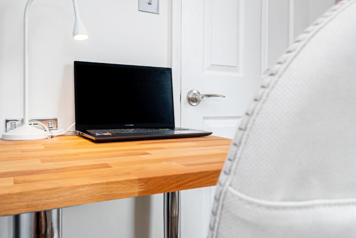 Earley Luxury Ensuite Room with private entrance - Housity