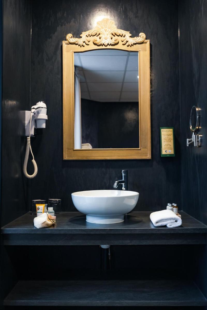 Salle de bains dans l'établissement Grand Hôtel du Luxembourg & Spa