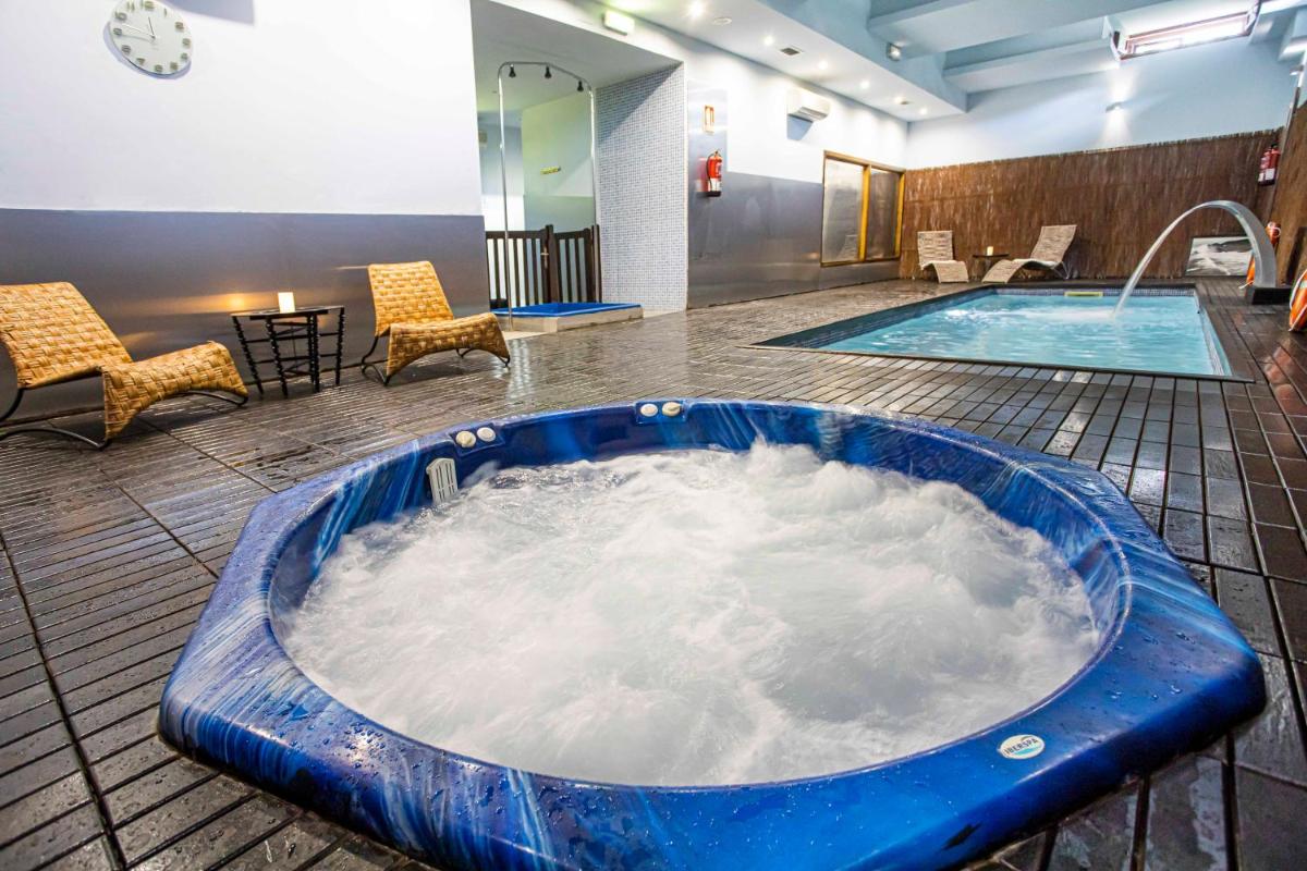 Piscina en o cerca de LA CASONA Encanto Rural - ApartaHotel SPA Llanes