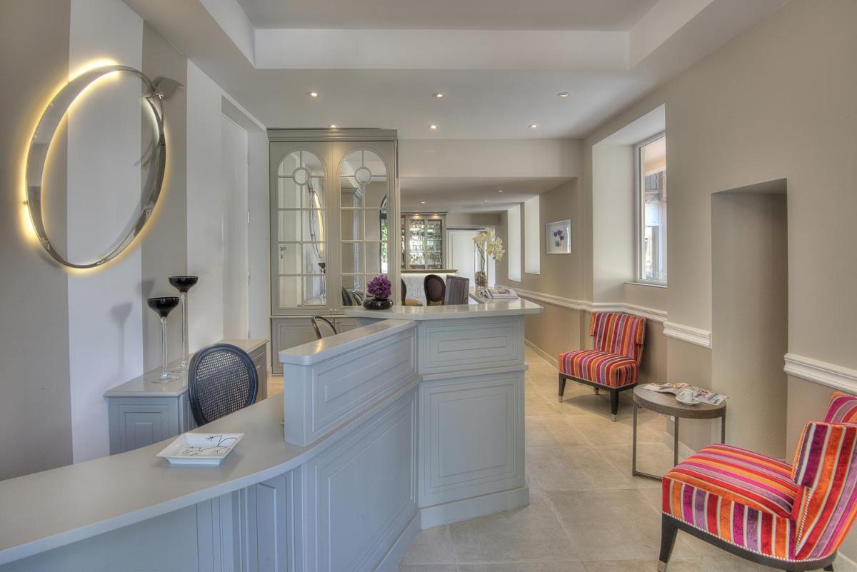 Coin salon dans l'établissement La Bastide de l'Oliveraie