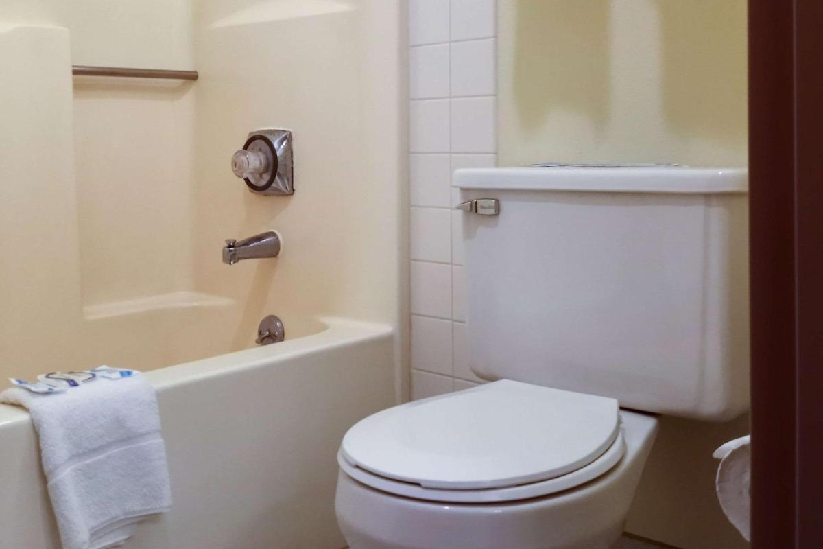 Econo Lodge - Housity