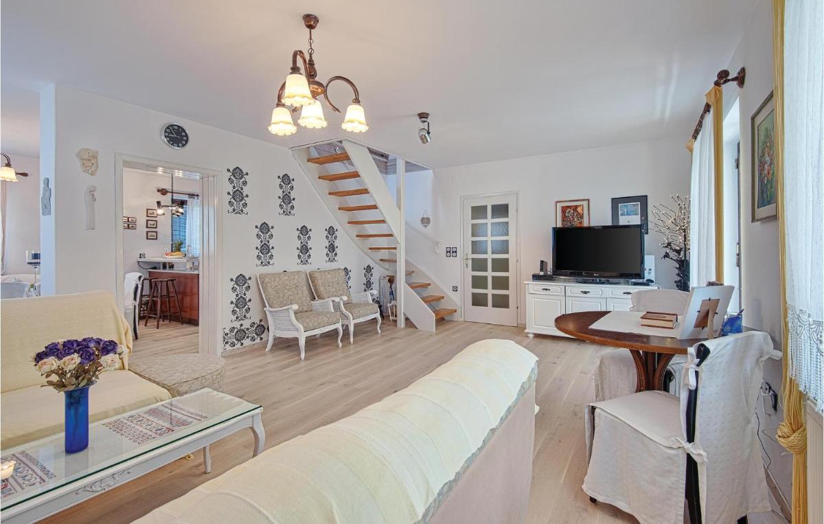 Holiday Home With Pool Near Varaå¾Din - Housity