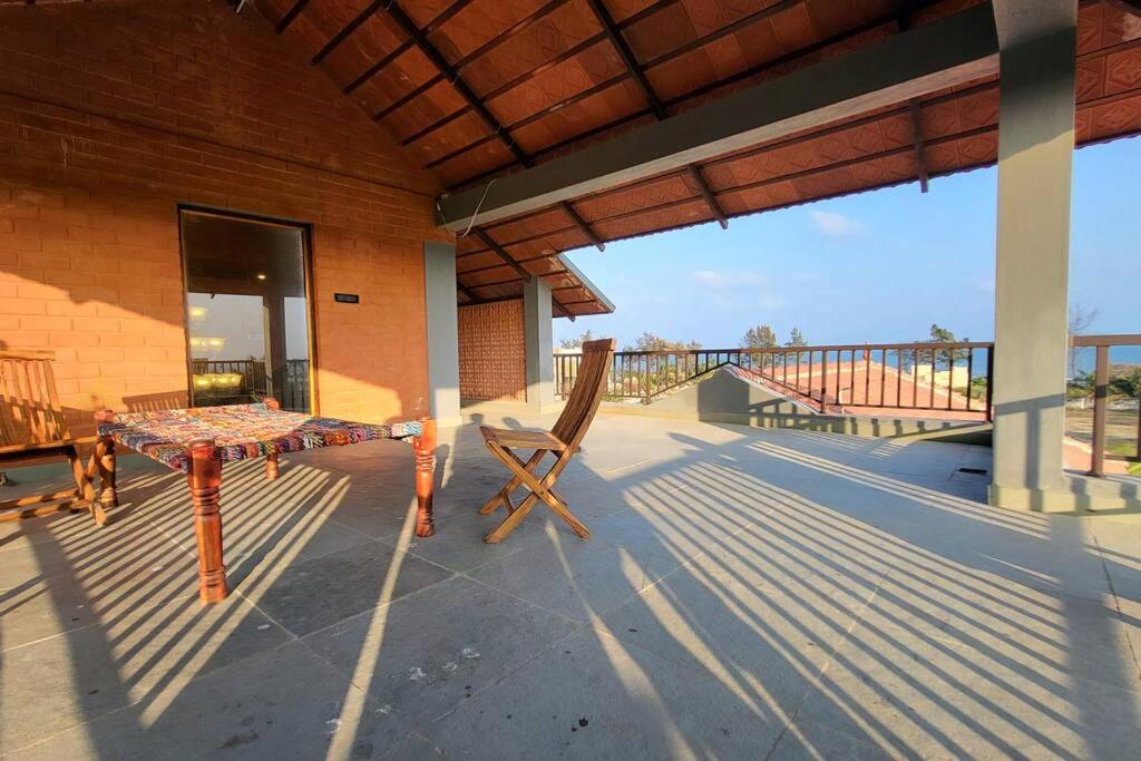 Bricks N Breeze - Beach House - Housity