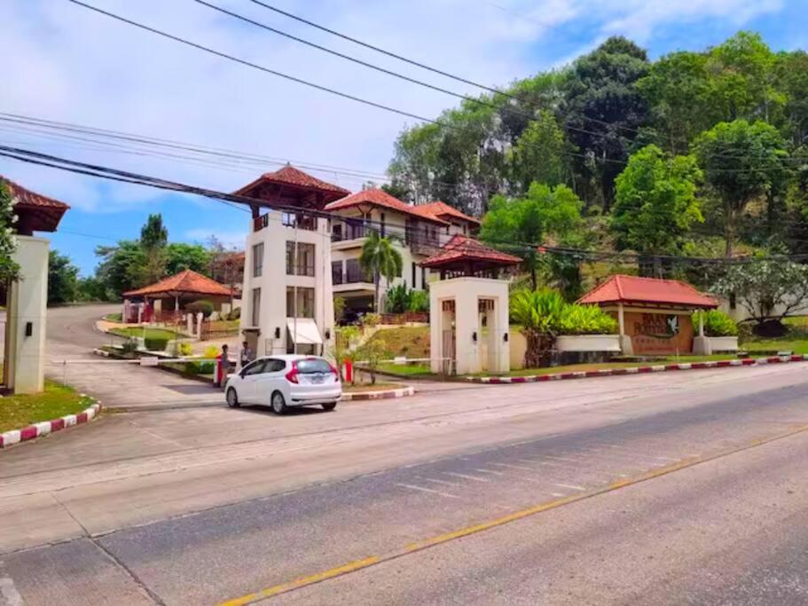 2 Bedrooms Sea view villa in Phuket town - Housity
