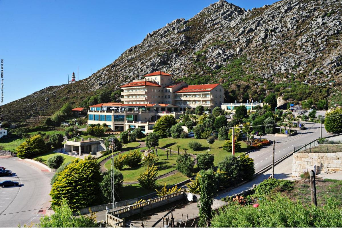 una ciudad en una colina con una montaña en Talaso Atlántico, en Mougás