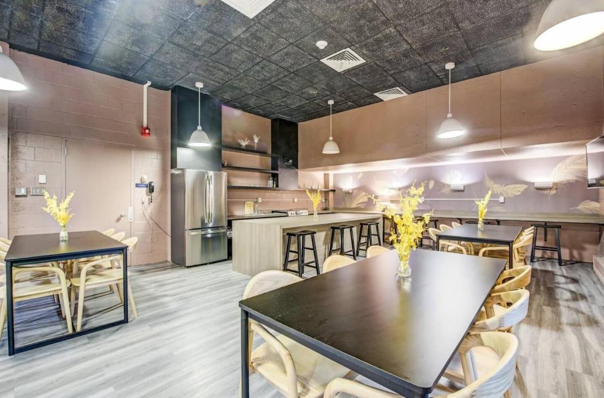 Furnished Private Room With Shared Bathroom - Housity