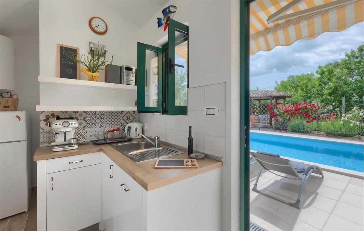 Nice Home In Zatka With Jacuzzi - Housity