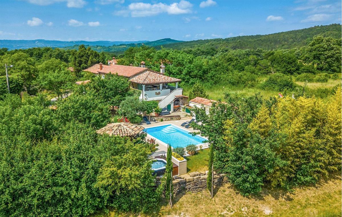 Nice Home In Zatka With Jacuzzi - Housity