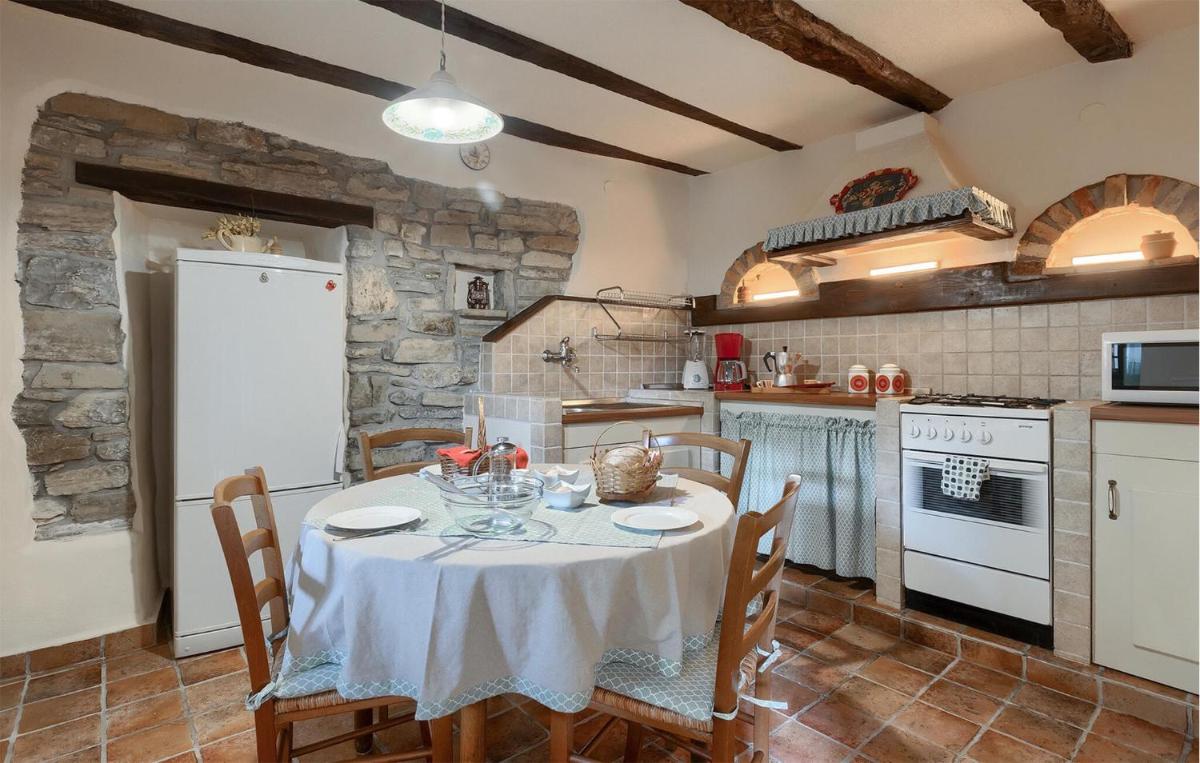 Nice Home In Zatka With Jacuzzi - Housity