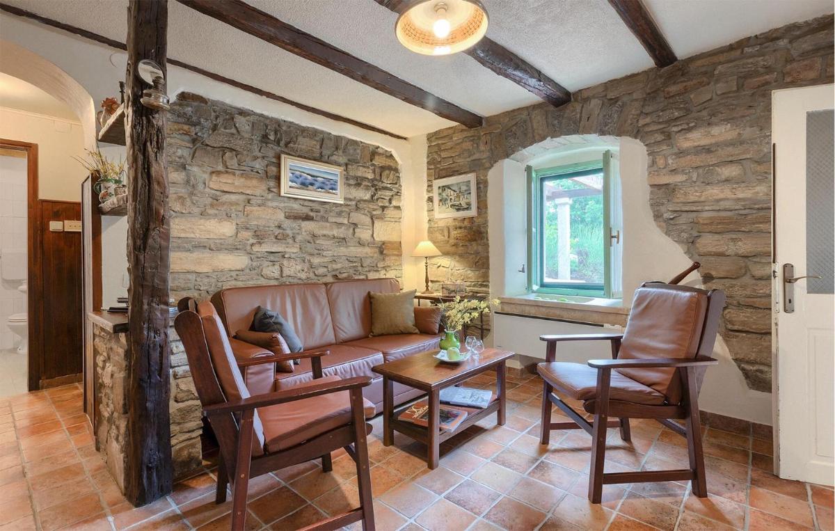 Nice Home In Zatka With Jacuzzi - Housity