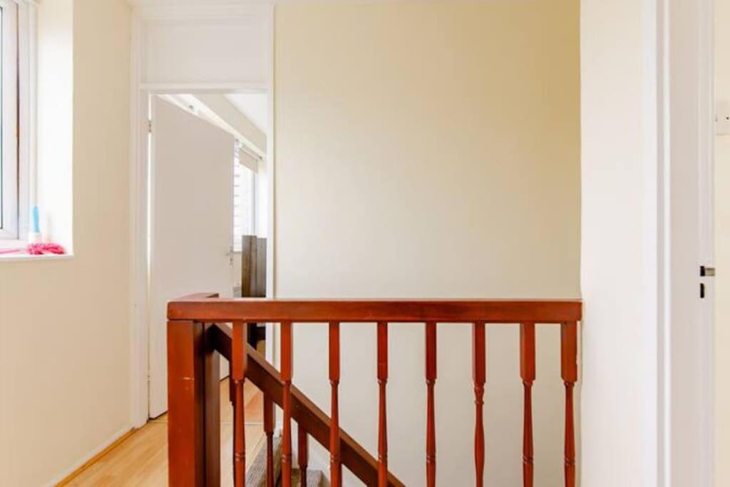 Cosy Box Room by Canary Wharf - Housity