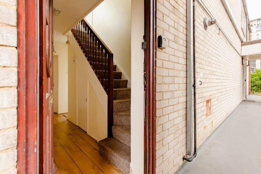 Cosy Box Room by Canary Wharf - Housity