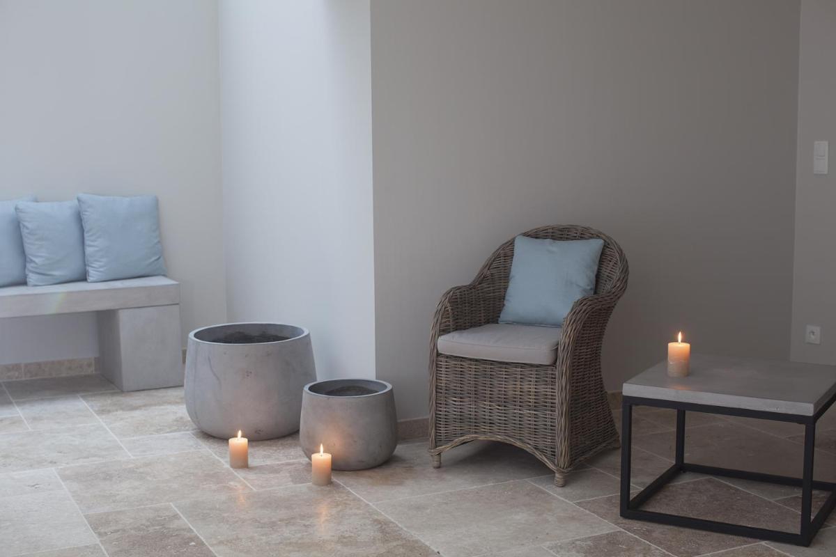 Coin salon dans l'établissement Manoir de Surville