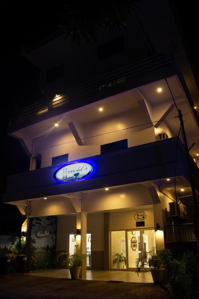 ARNOLD'S HOTEL - Housity