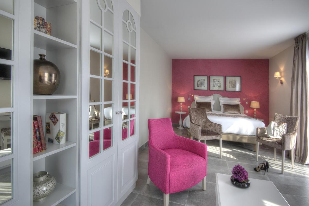 Coin salon dans l'établissement La Bastide de l'Oliveraie