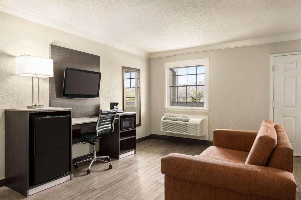 La Quinta Inn by Wyndham San Antonio Lackland - Hizvo