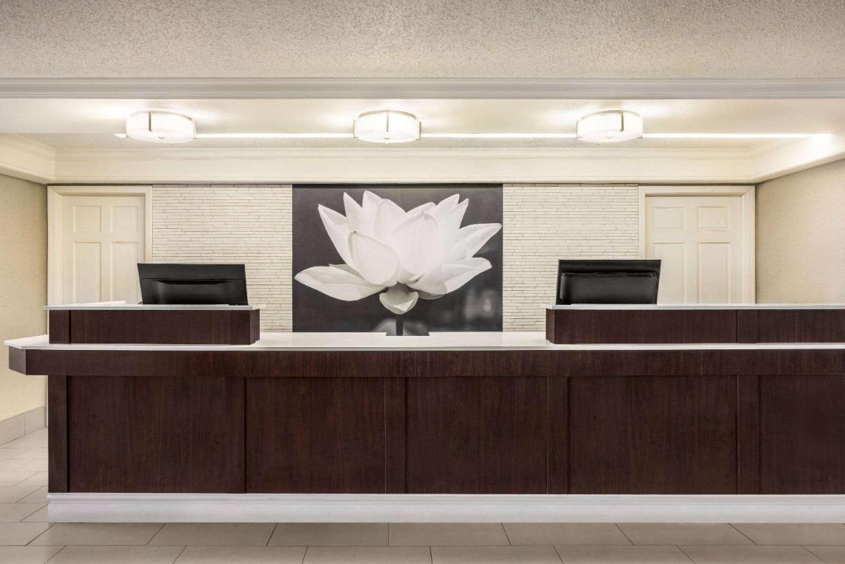 La Quinta Inn by Wyndham San Antonio I-35 N at Toepperwein - Housity