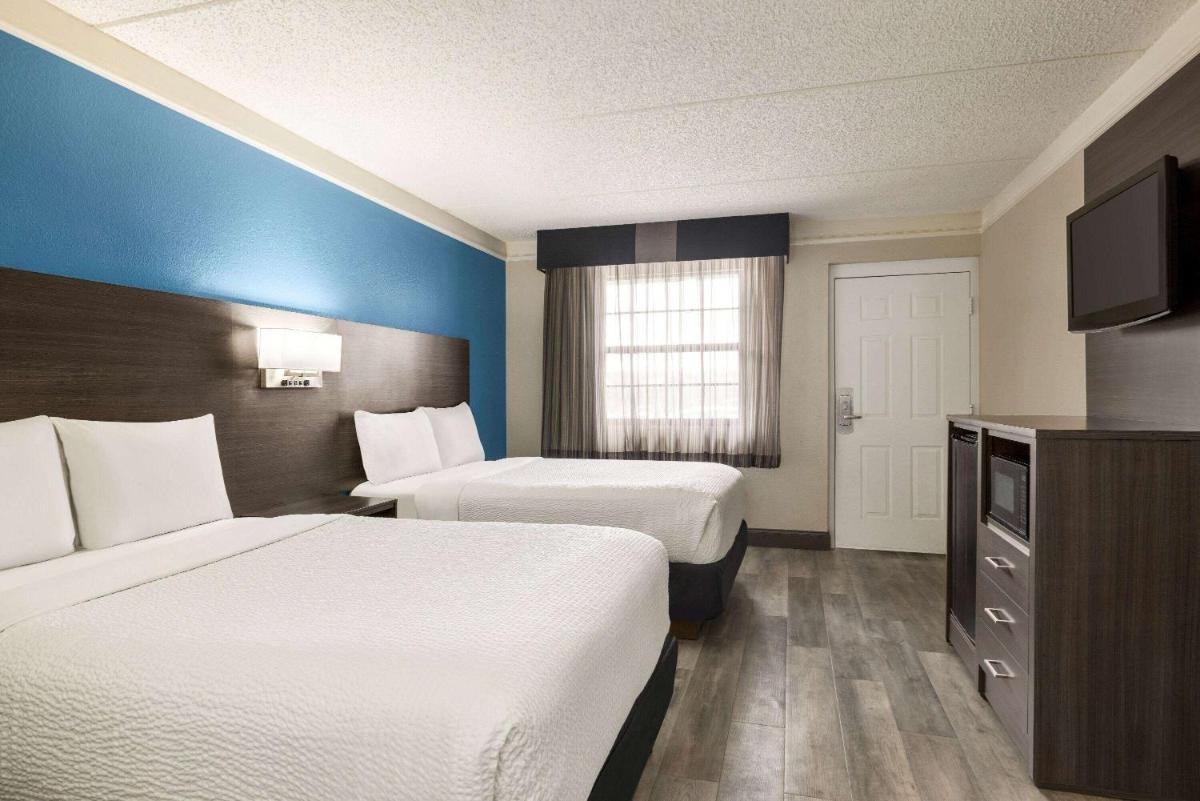 La Quinta Inn by Wyndham San Antonio I-35 N at Toepperwein - Housity