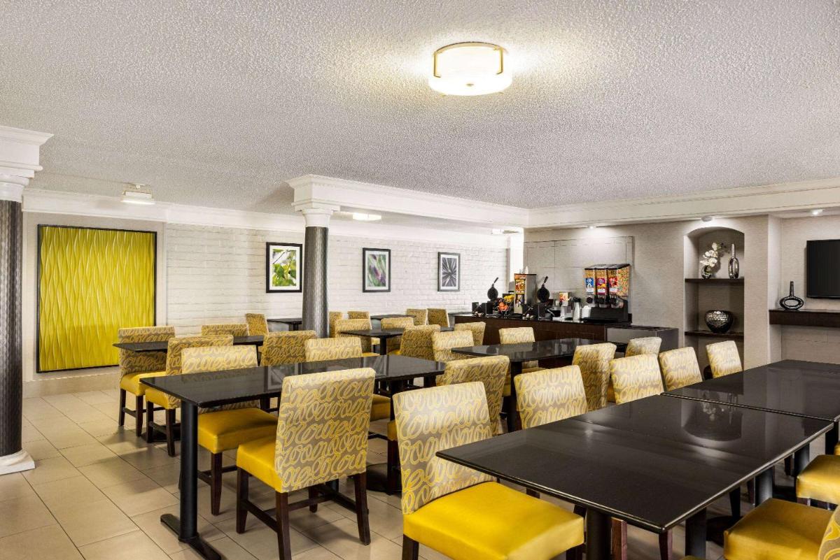 La Quinta Inn by Wyndham San Antonio I-35 N at Toepperwein - Housity