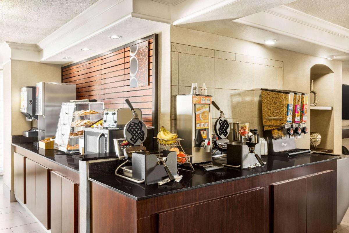 La Quinta Inn by Wyndham San Antonio I-35 N at Toepperwein - Housity