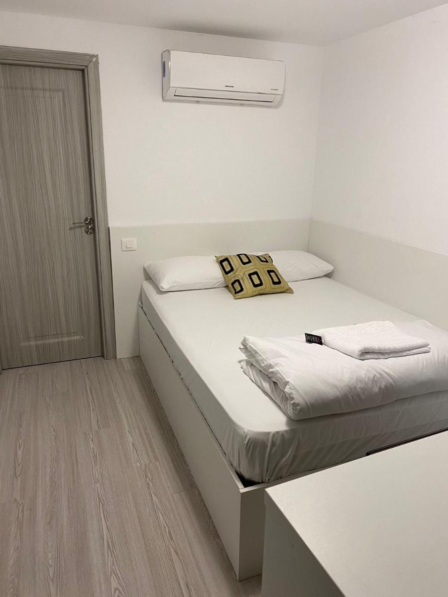 Small Central Bucharest Old Town Studios - Housity