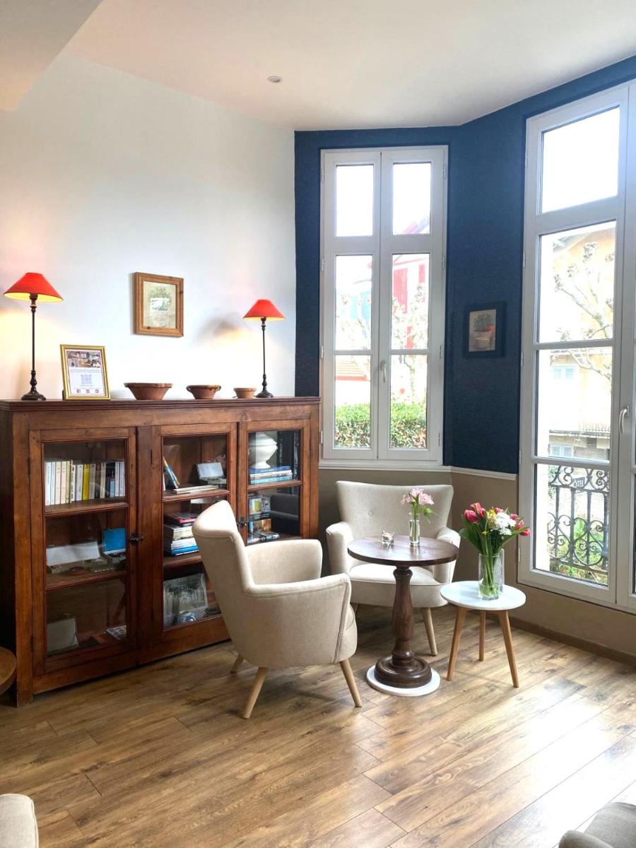 Coin salon dans l'établissement Hôtel & Espace Bien-être La Maison du Lierre