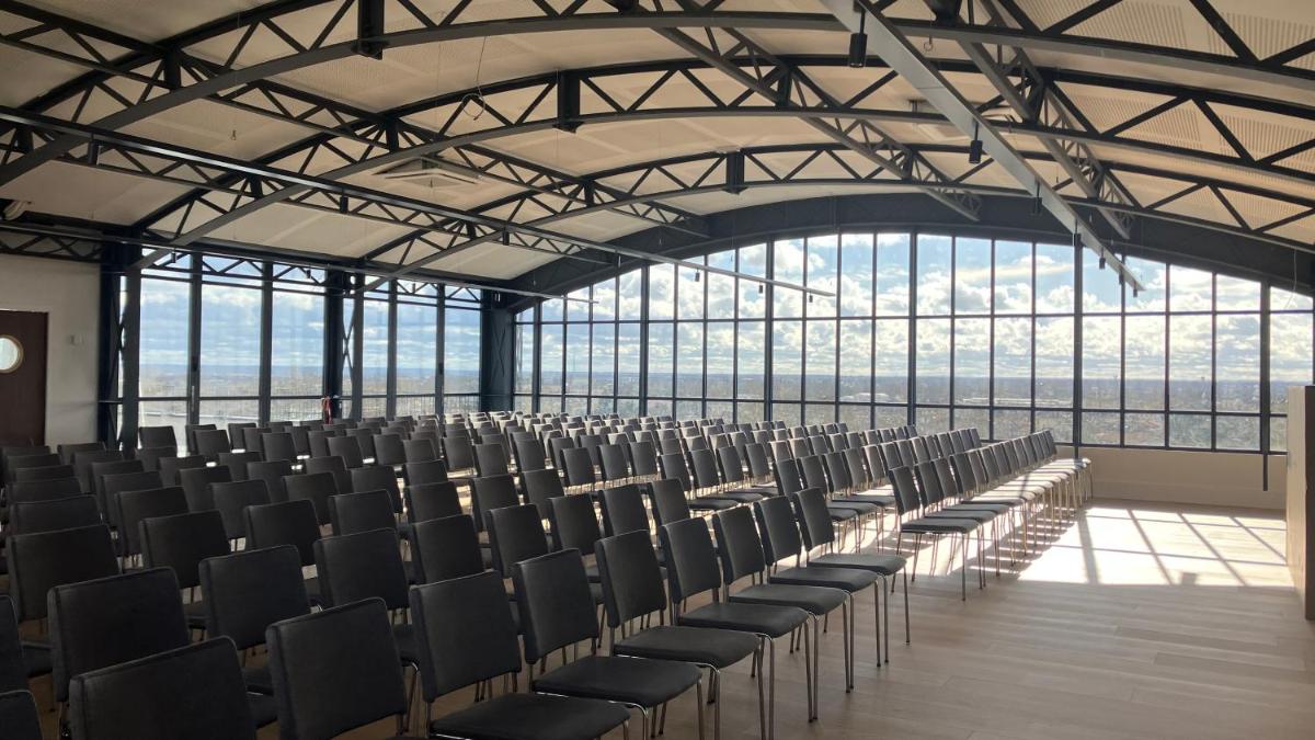 Espace de conférence ou salle de réunion dans l'établissement Dali Hôtel Montauban