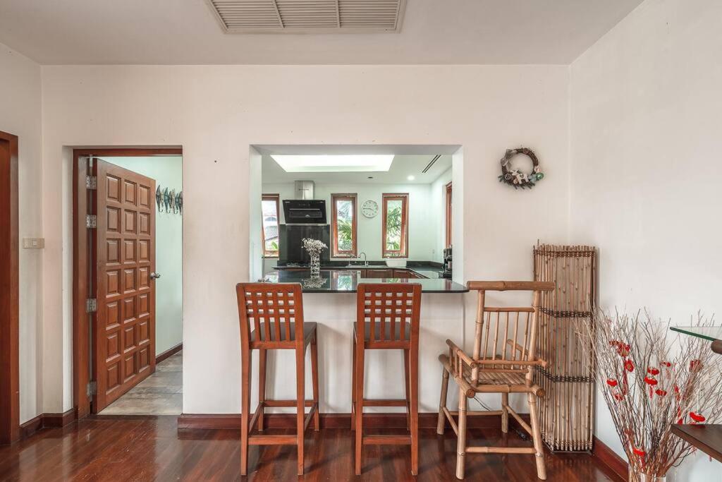 Luxurious 5-Bedroom , 24 hour security , jacuzzi ! V45 - Housity
