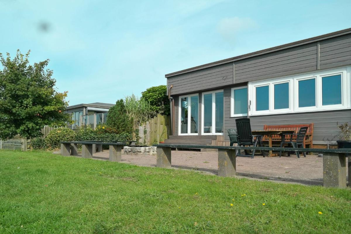 8 pers House 'Capitein Theis' with seaside in front of the Lauwersmeer - Housity