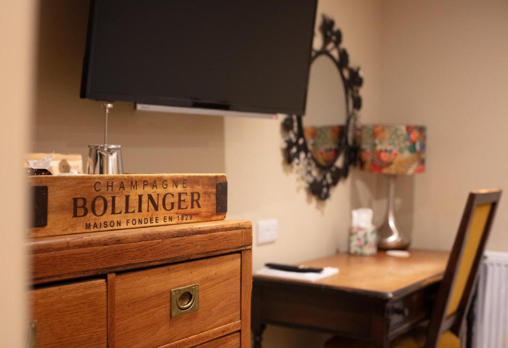 The Pheasant Pub at Gestingthorpe Stylish Boutique Rooms in The Coach House - Housity