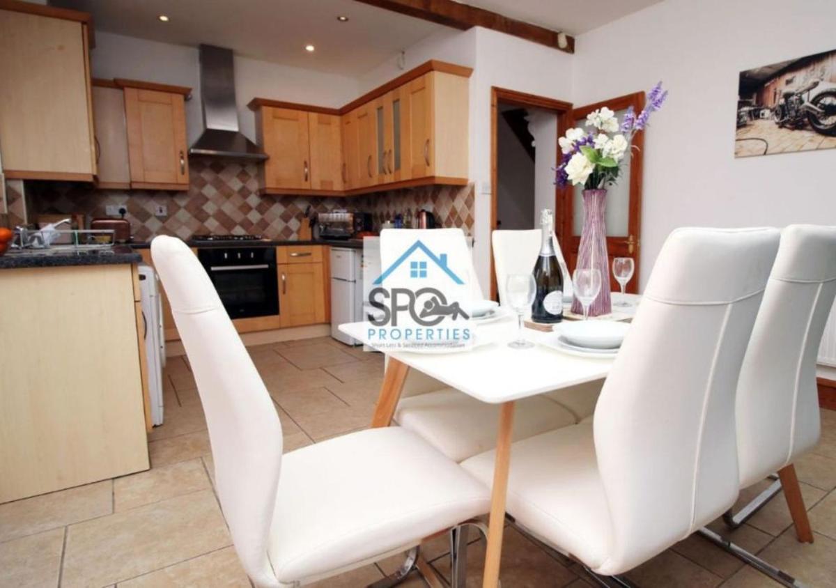 Spacious 3BR Home-6 Guests-Business-Families-Netflix-Free Parking & WiFi - Housity