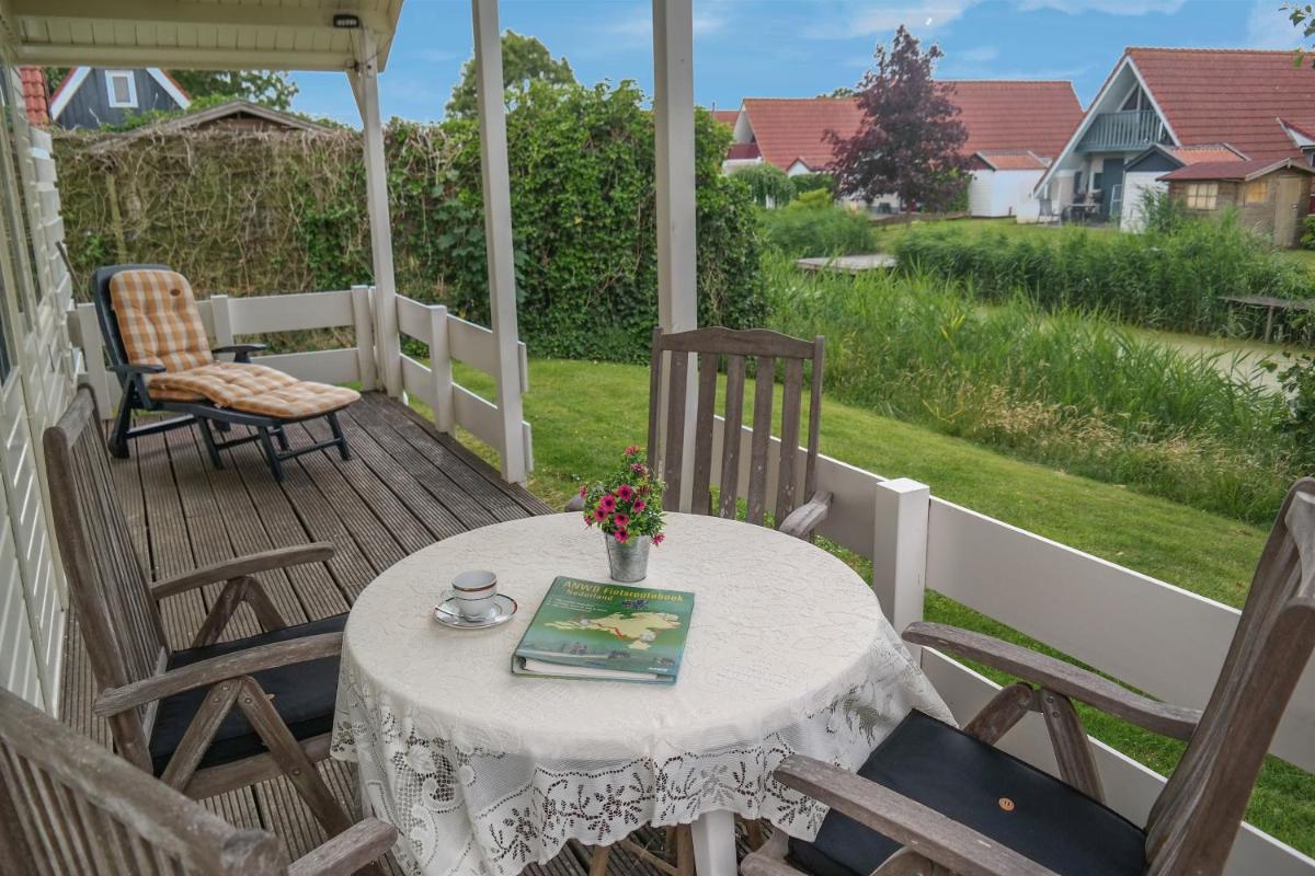 3 pers Waterfront Swedish house w Sauna, Modern kitchen and Private terrace - Housity