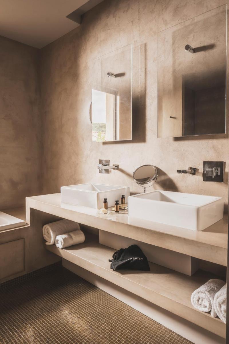 Salle de bains dans l'établissement Les Lodges Sainte-Victoire Hotel & Spa