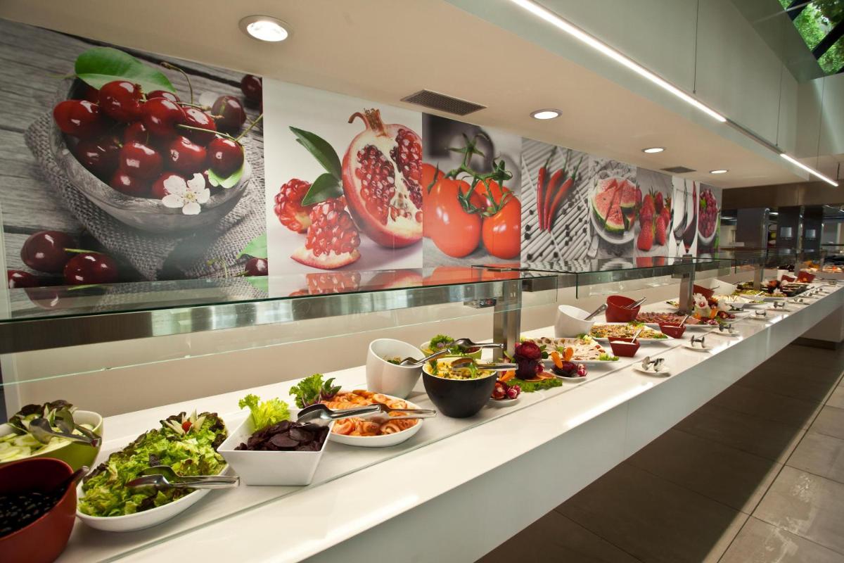 Comida en o cerca de este hotel