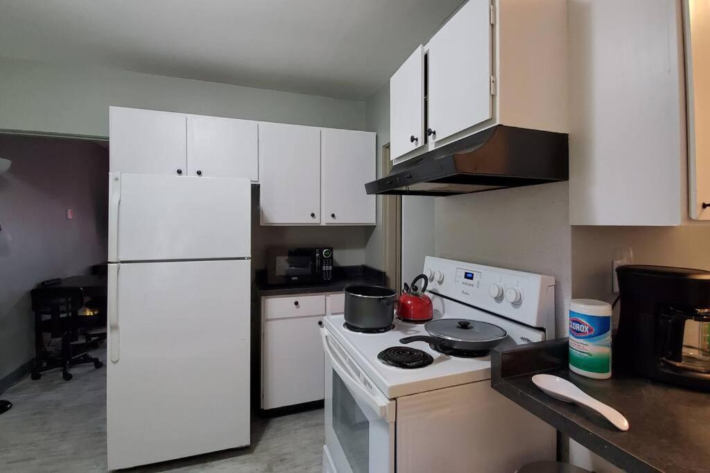 Cozy Cottages across from the Food Trucks of Aloha mall - Housity