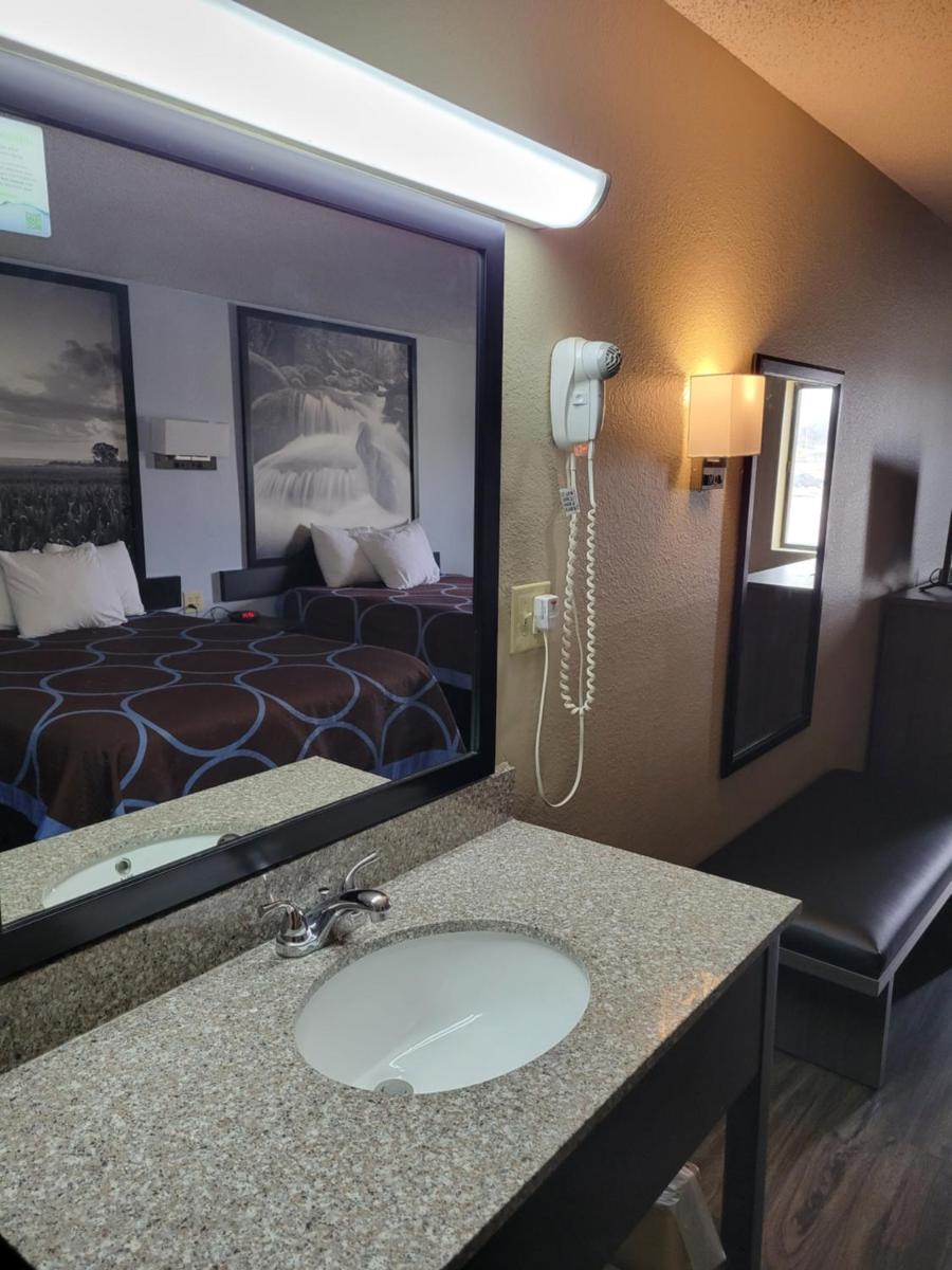 Super 8 by Wyndham Sullivan - Housity