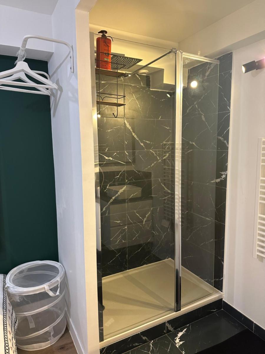 The GREEN HOUSE , grand parking, proche gare, jardin, jacuzzi - Housity