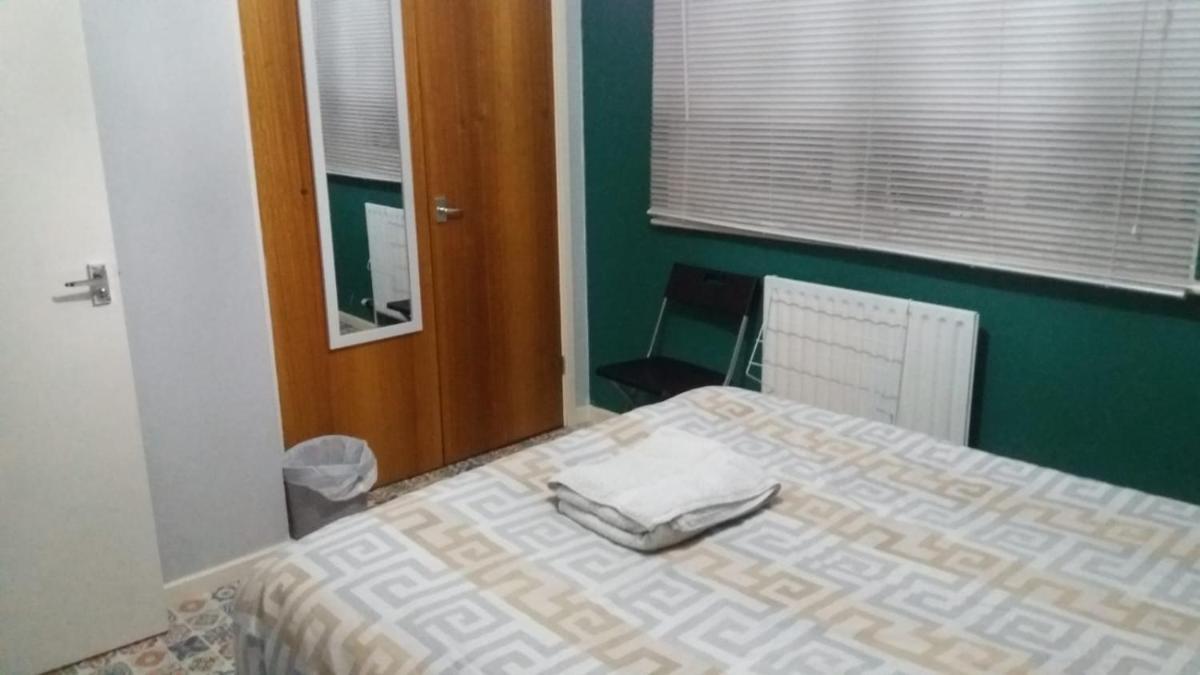 Spacious double room located within walking distance to seaside and town - Housity