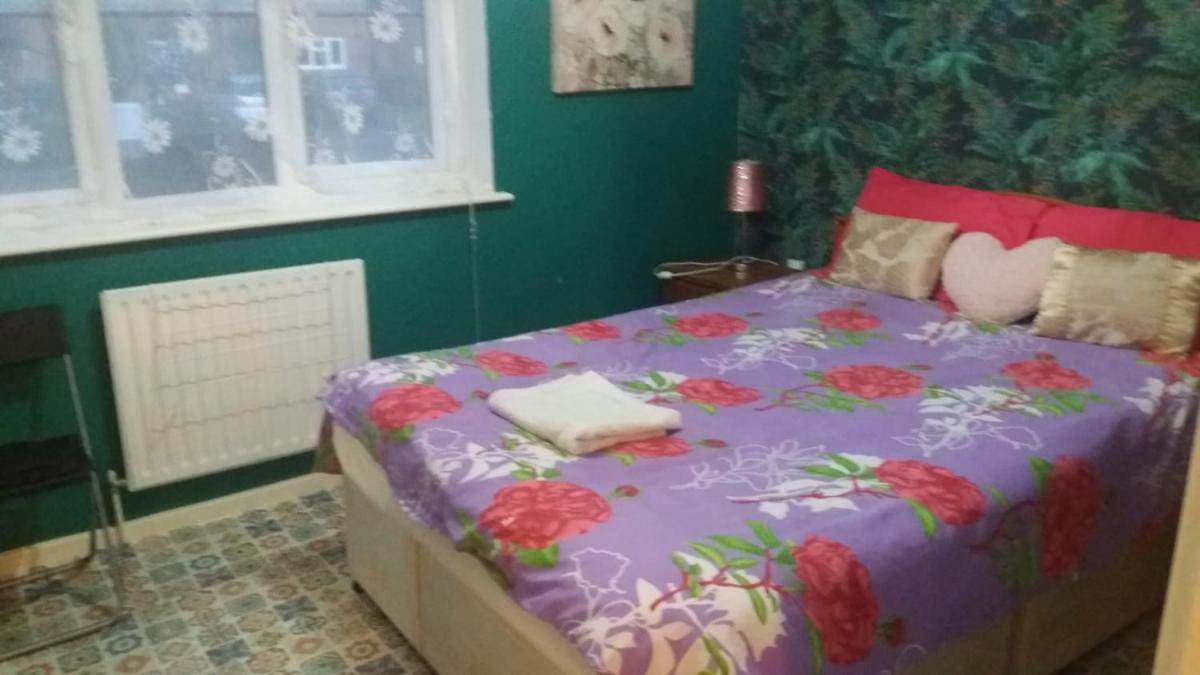 Spacious double room located within walking distance to seaside and town - Housity