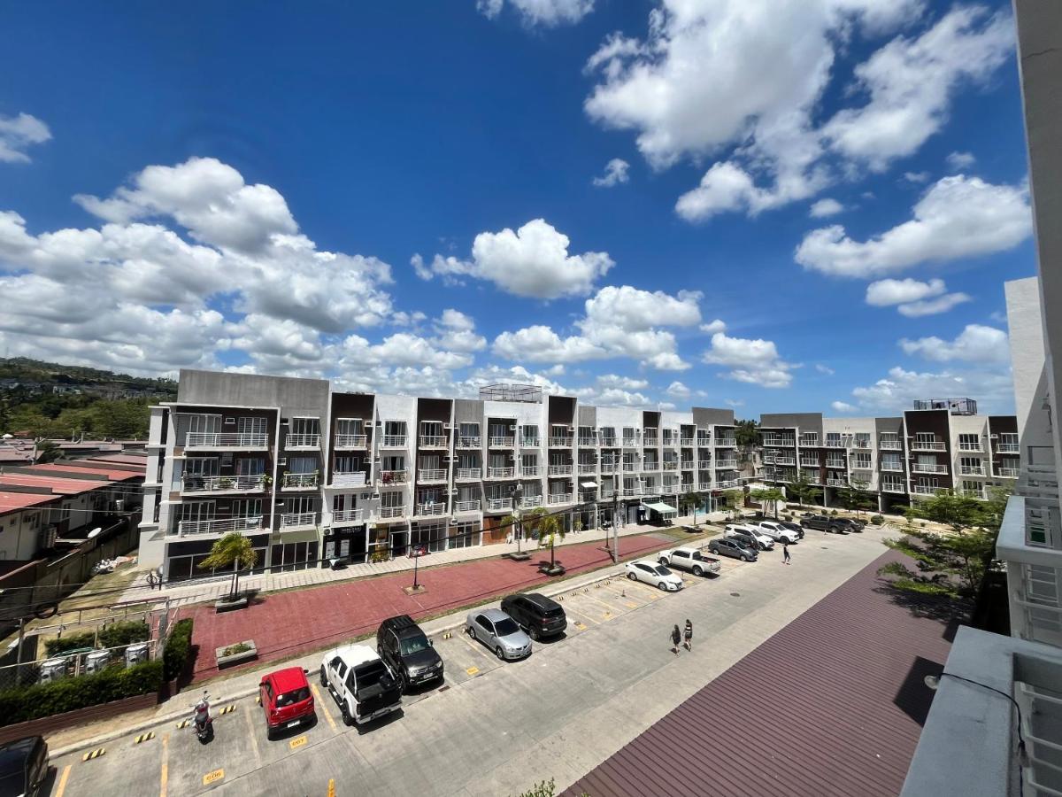 Azehr's Walk Up and Cozy Condo - Housity