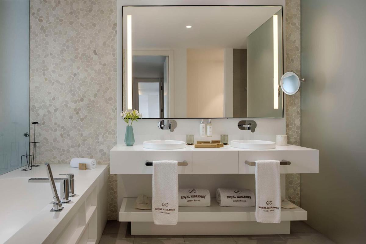 Un baño de Royal Hideaway Corales Suites