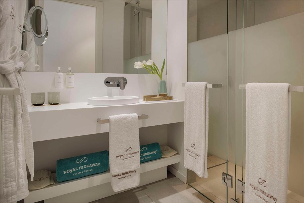 Un baño de Royal Hideaway Corales Suites