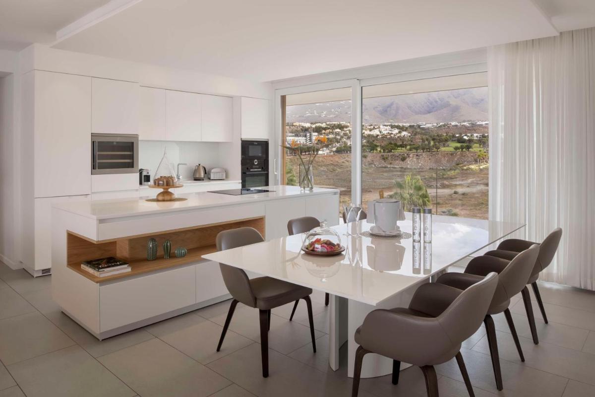 Una cocina o zona de cocina en Royal Hideaway Corales Suites