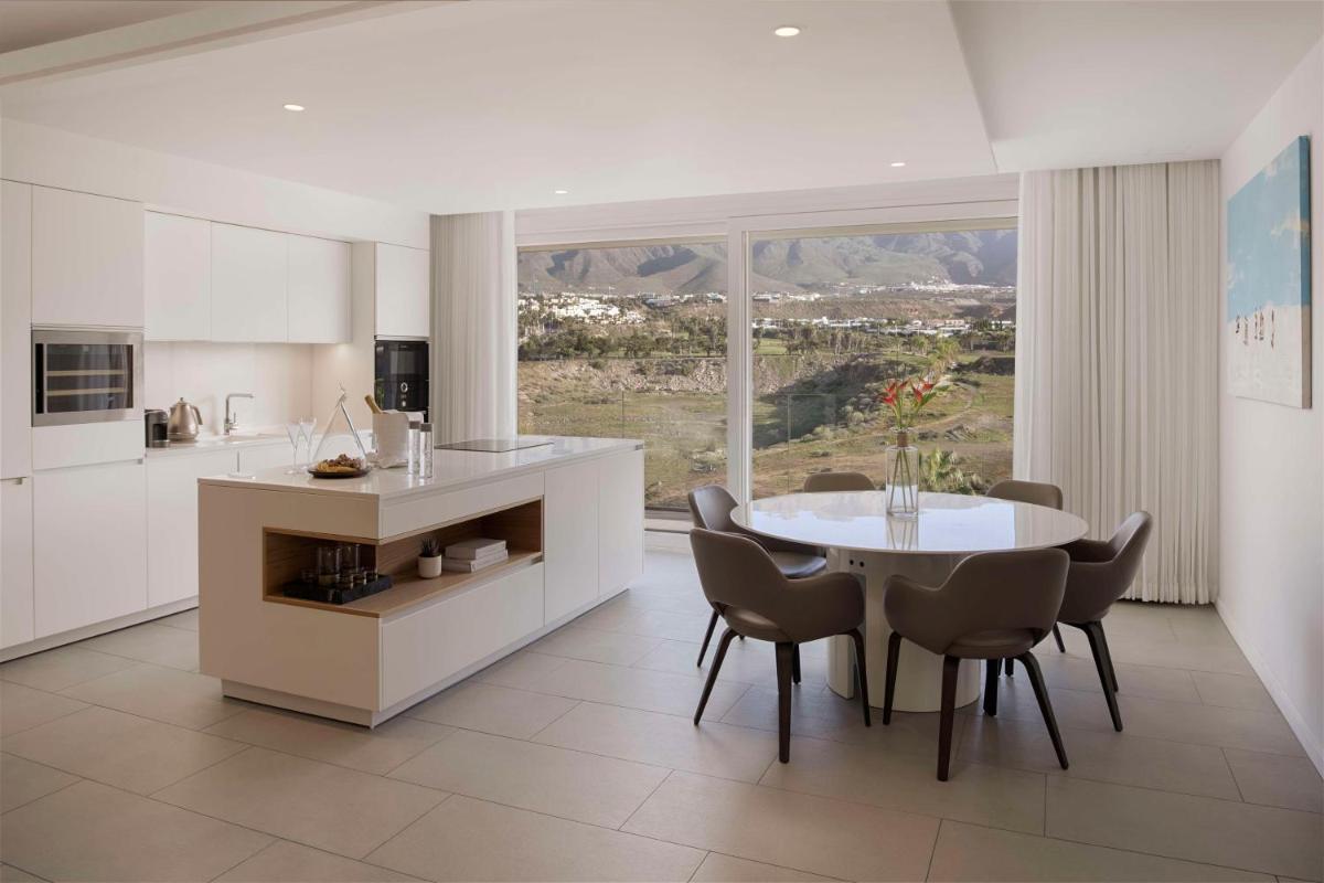 Una cocina o zona de cocina en Royal Hideaway Corales Suites