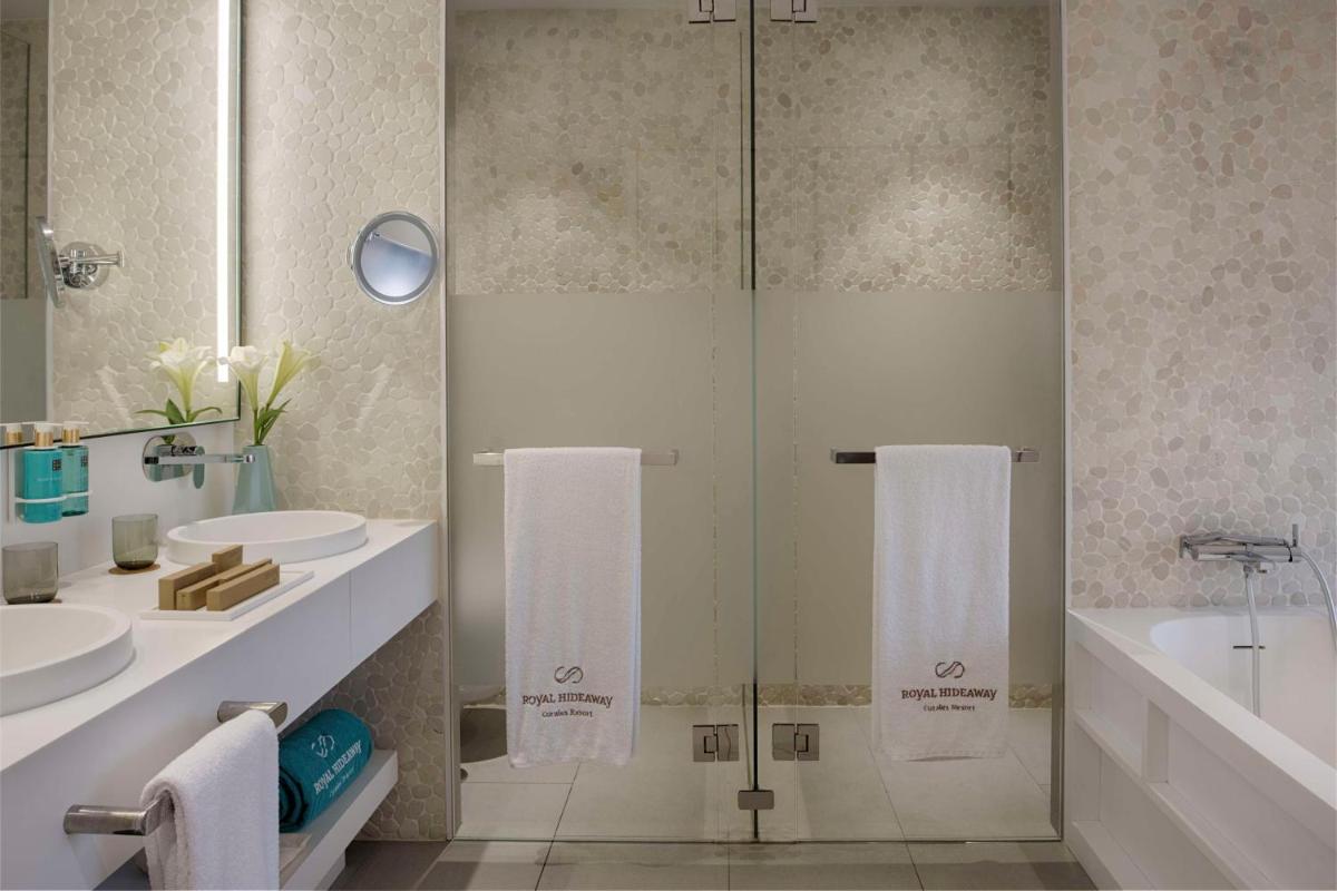 Un baño de Royal Hideaway Corales Suites